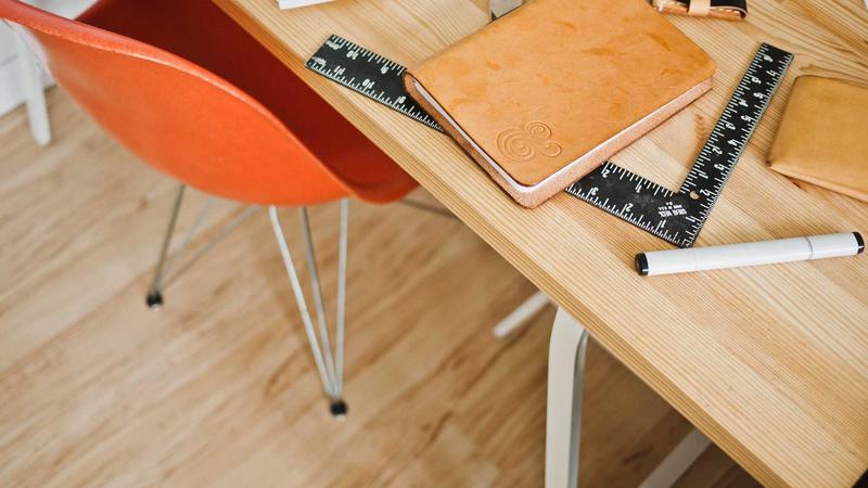 Travel Credit Cards 3 Traveler using credit card at airport lounge